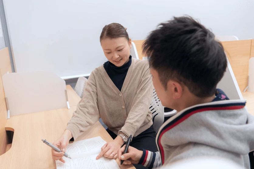 個別指導をしている女性と受けている男性